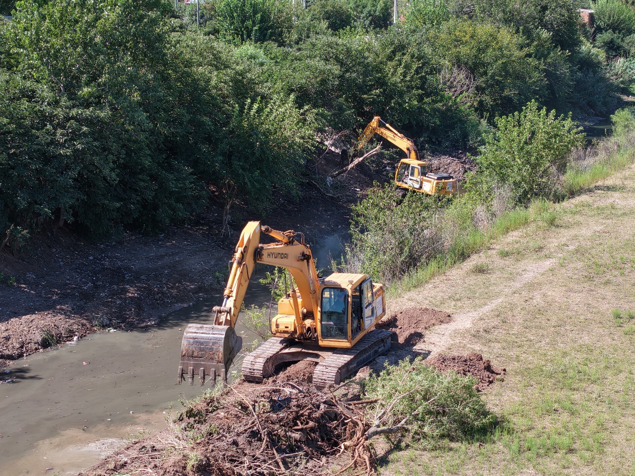 Así son las tareas de limpieza del Arroyo Ludueña, en el límite entre Funes y Rosario